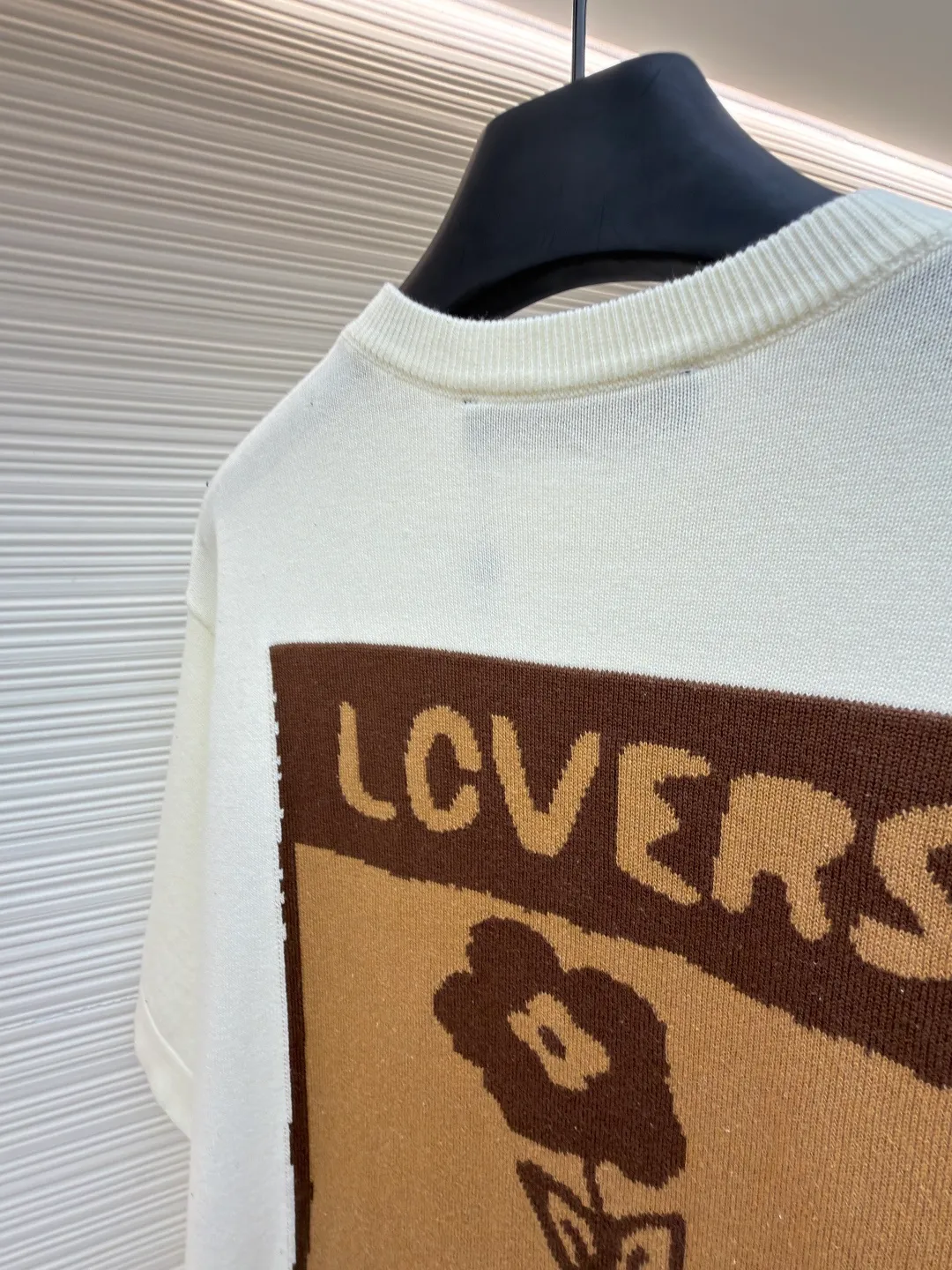 LOUIS VUITTON box flower knitted short sleeves ●Original version: 10,000 purchased and developed ●Item number: 1682409-A55 ●Fabric: densely spun cotton knitted fabric ●Technology: intarsia jacquard production ●Color: white ●Version: fitted version ●Weight: about 330g ●Size: S-M-L-XL ●Description: Custom-woven cloud soft densely spun cotton knitted fabric, delicate, soft and comfortable to the skin The classic black tone exudes an innate sense of luxury and is devouring by temperature. The front uses intarsia to restore the texture of the iconic hard box. The classic tones of antique brown and caramel gold freeze time. The back ends with Monogram flowers, allowing the totem of holding roses to bloom on the fabric. True luxury is never noisy, but there are surprises everywhere. Walking retro pictorial, intarsia jacquard weaving. By interweaving yarns of different colors, intarsia of the iconic hard box and Monogram flowers are formed on the fabric. The fine weaving not only ensures the clarity of the pattern, but also greatly enhances the durability of the fabric. The garment washing water plus soft and deodorizing process uses professional washing equipment and specific detergents to deeply clean and deodorize the clothes, improving the feel and appearance of the clothes. The overall wiring is straight and delicate, the fabric is comfortable and soft, and the color is consistent without color difference. It can be matched with the same style to create a fashionable look and control various occasions. Customized accessories, complete with three standards, same style for men and women!